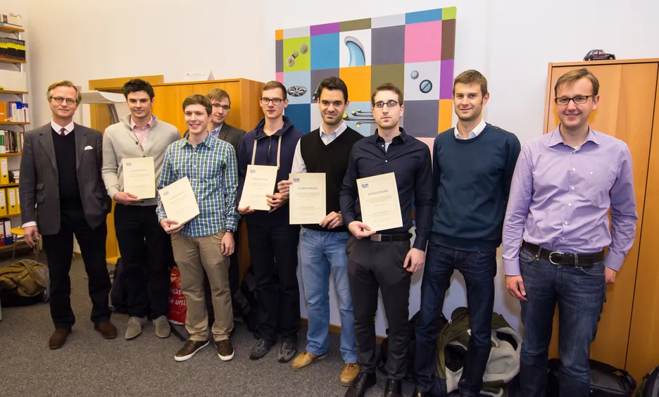 Von links nach rechts: Professor von Weizsäcker, Raphael Holubarsch, Patrick Danner, Dr. Christoph March, Manuel Voigt, Nino Mamic, Markus Rippl, Dr. Marco Sahm, Dr. Christian Feilcke